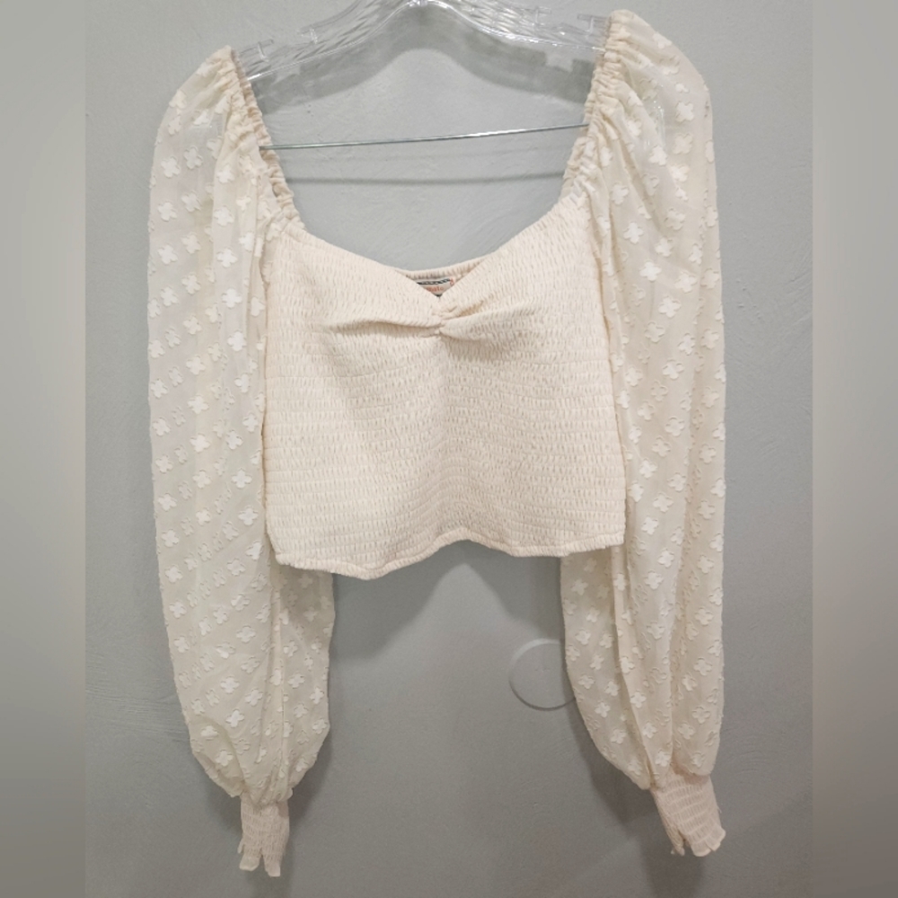 Flying Tomato• NWOT Cream colored blouse with puffer sleeves. Sz L (A63)